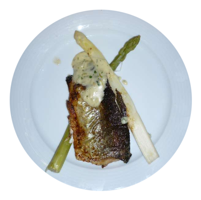 Forellenfilet auf Spargel mit Weißweinsauce